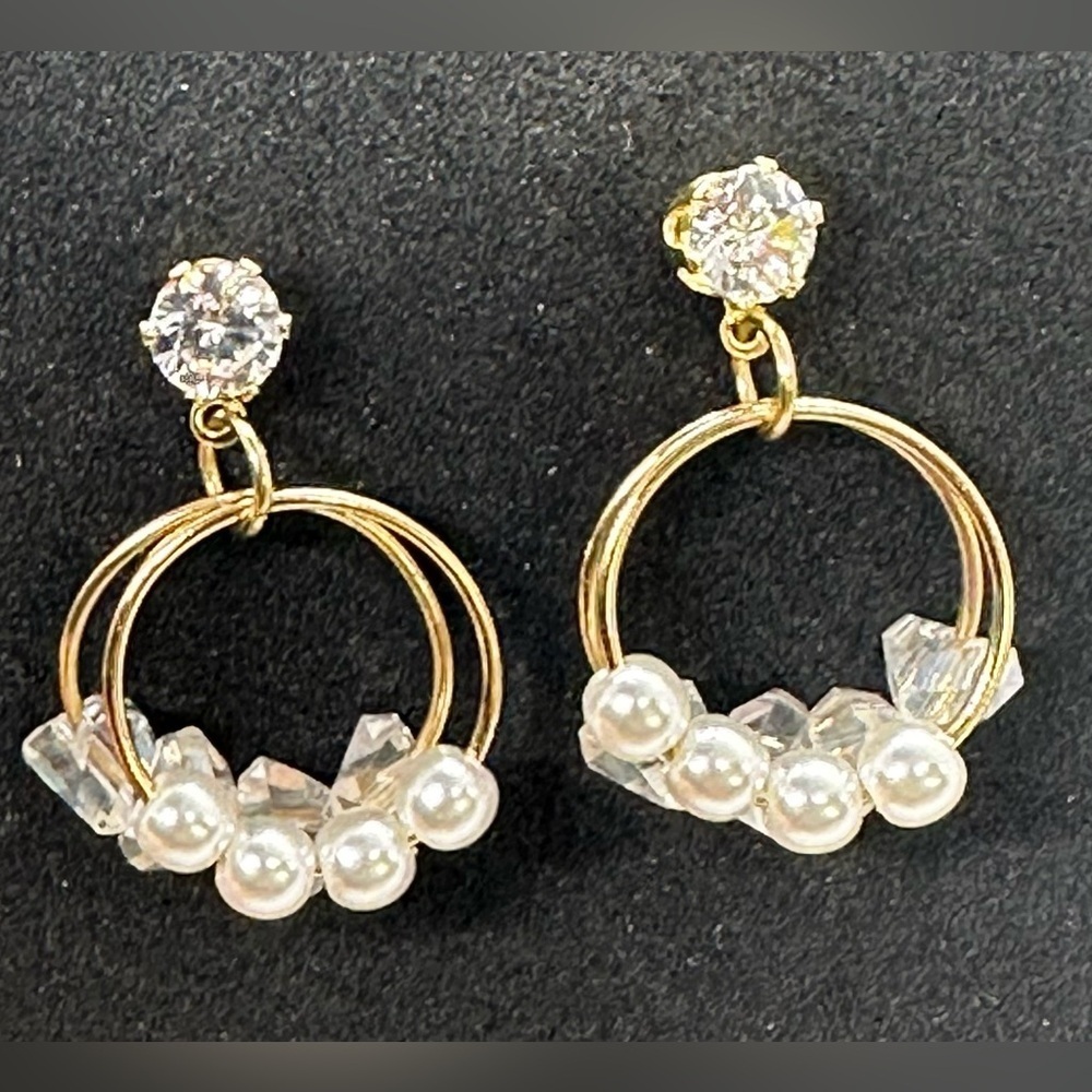 ✨ NWT Delicate Gold Crystal Pearl Hoop Dangle Earrings ✨ - Picture 3 of 16